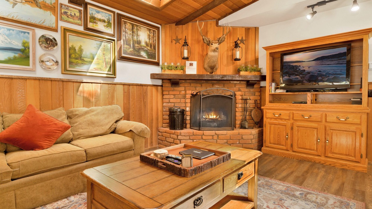 Photo of Livingroom in Summit Estates