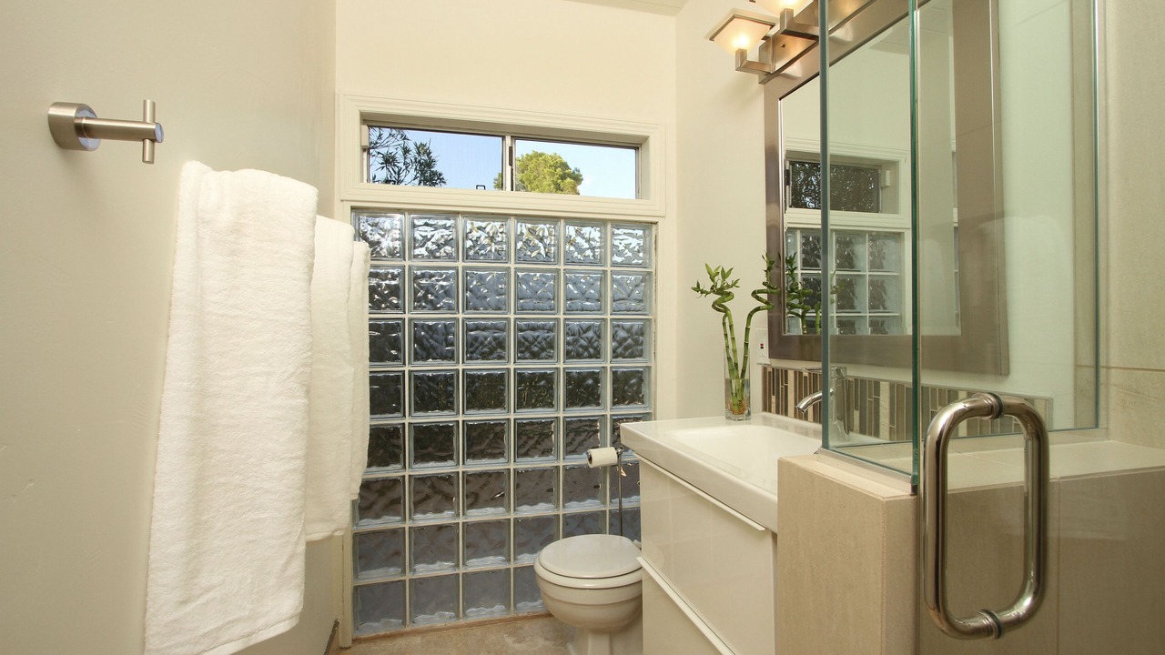 Photo of Bathroom in Racquet Club Estates