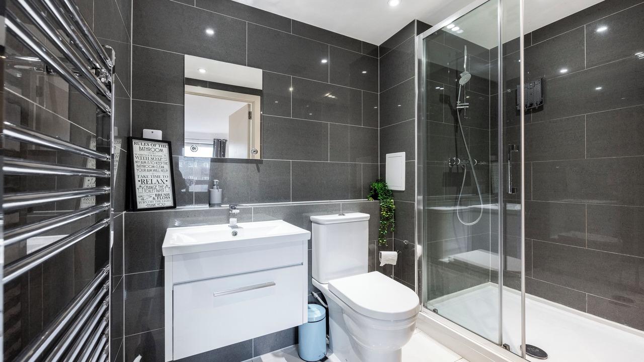 Photo of Bathroom in Island Gardens
