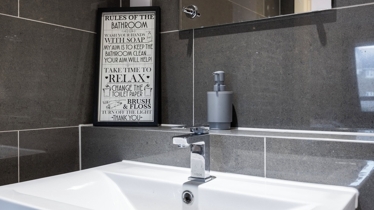 Photo of Bathroom in Island Gardens