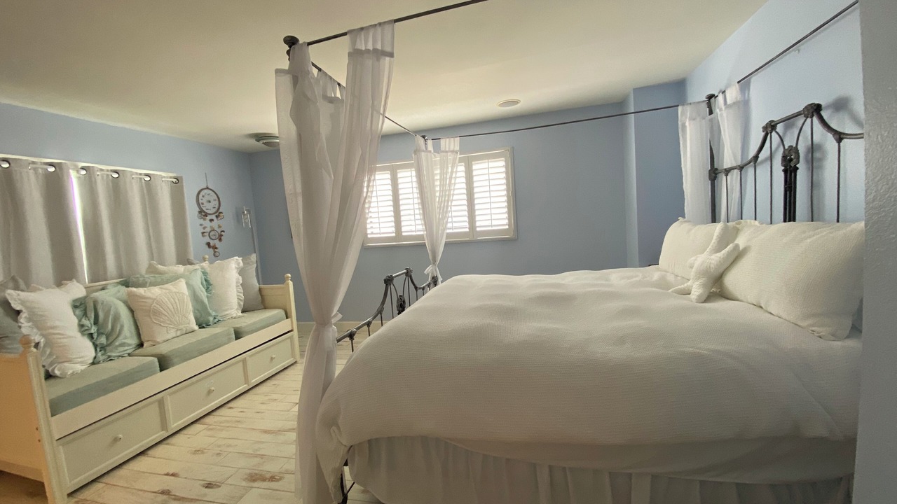 Photo of Bedroom in Belmont Shore