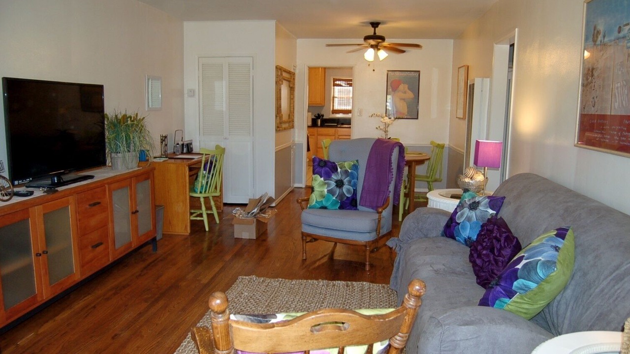 Photo of Livingroom in Valley Glen