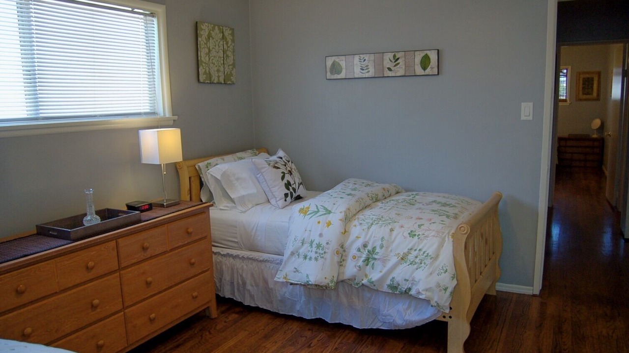 Photo of Bedroom in Valley Glen