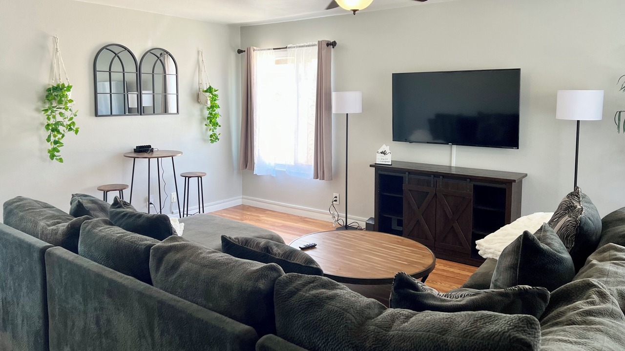 Photo of Livingroom in Midway
