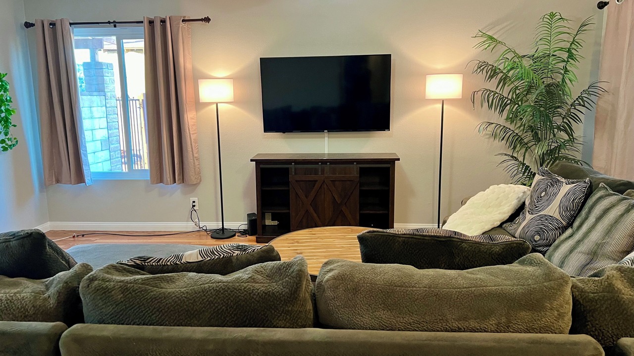 Photo of Livingroom in Midway