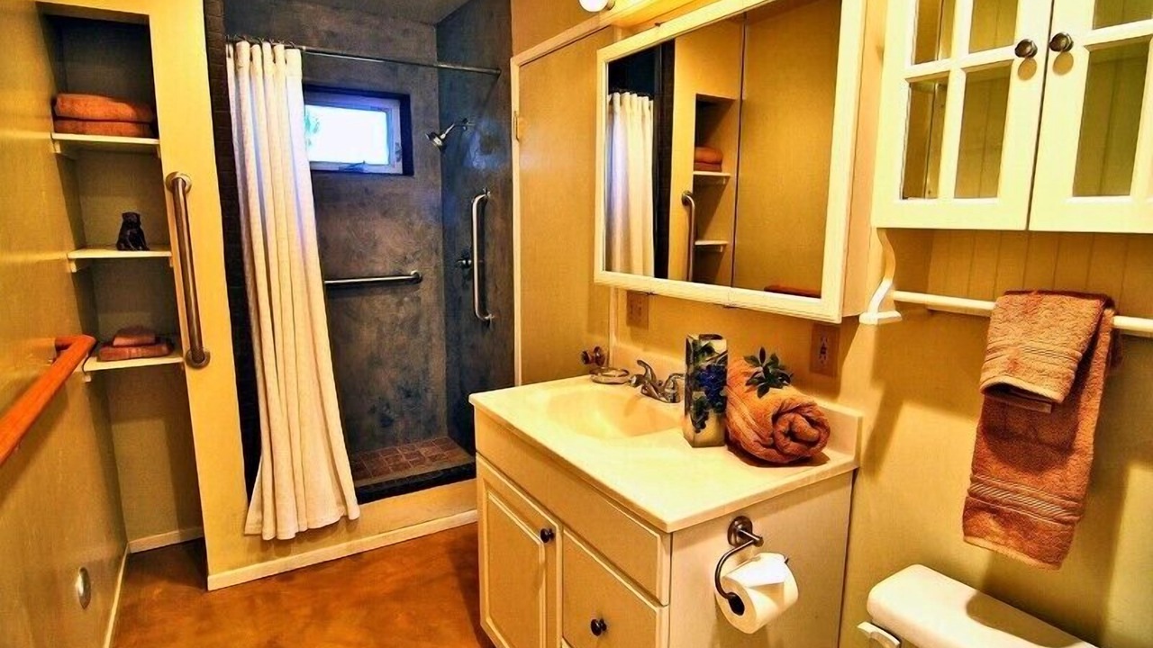 Photo of Bathroom in Alta Mesa