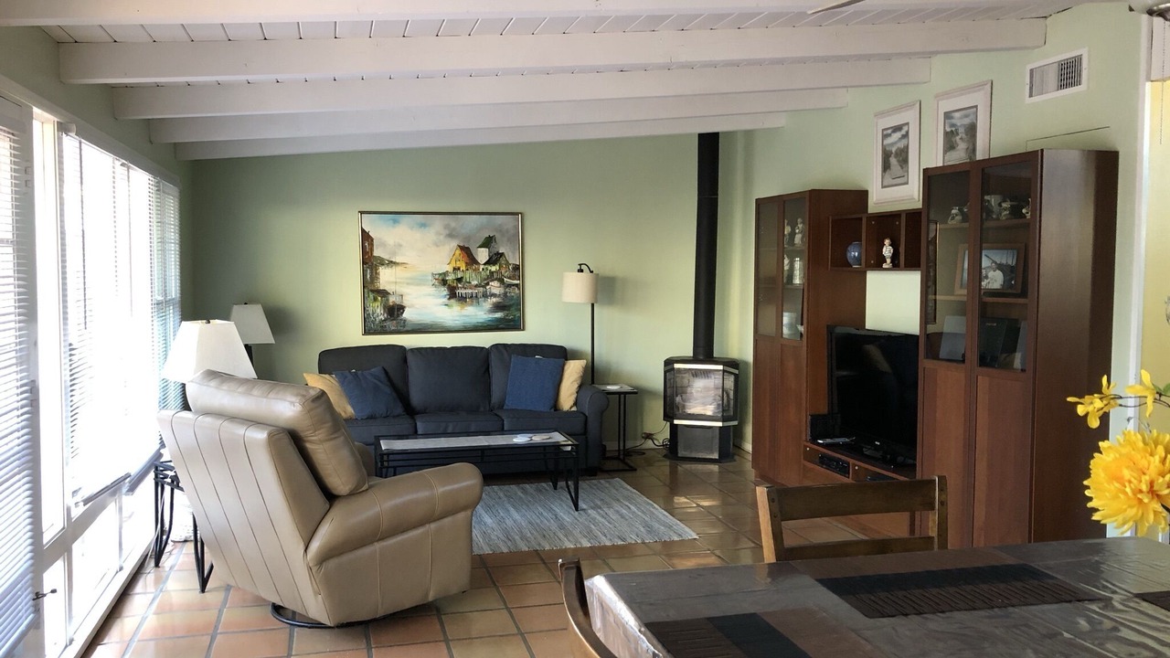 Photo of Livingroom in Pierpont Bay