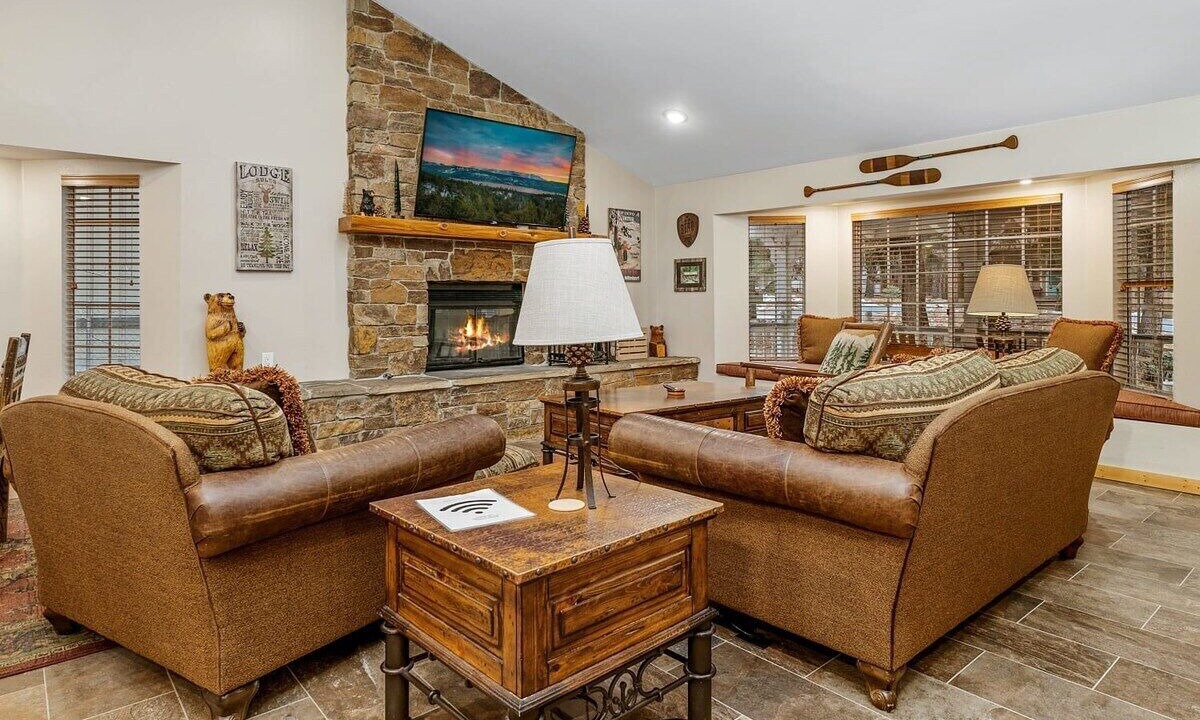 Photo of Livingroom in Summit Estates