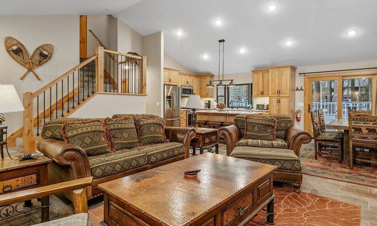 Photo of Livingroom in Summit Estates