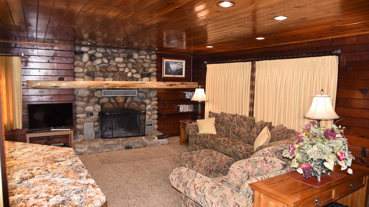 Photo of Livingroom in North Wawona