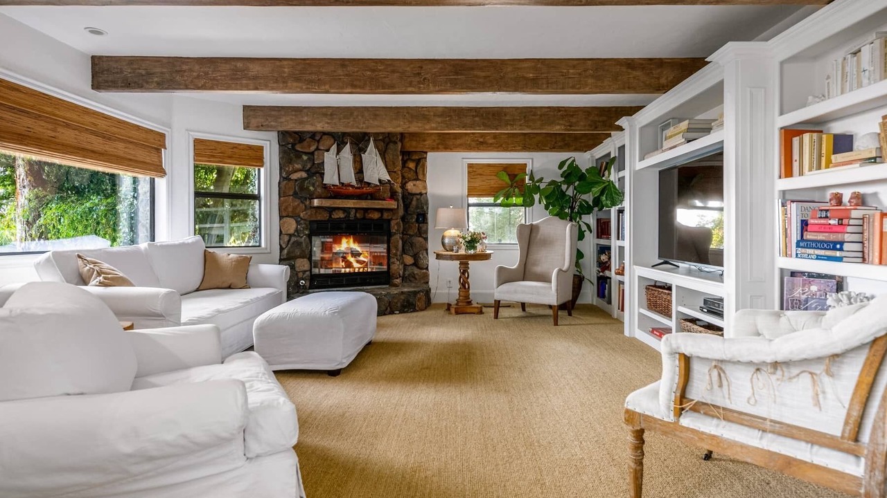 Photo of Livingroom in Central Malibu