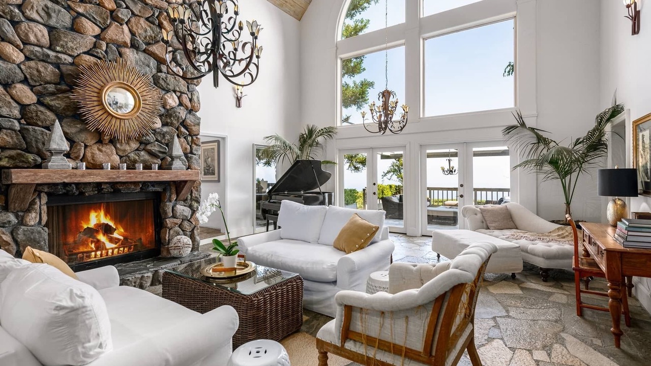Photo of Livingroom in Central Malibu