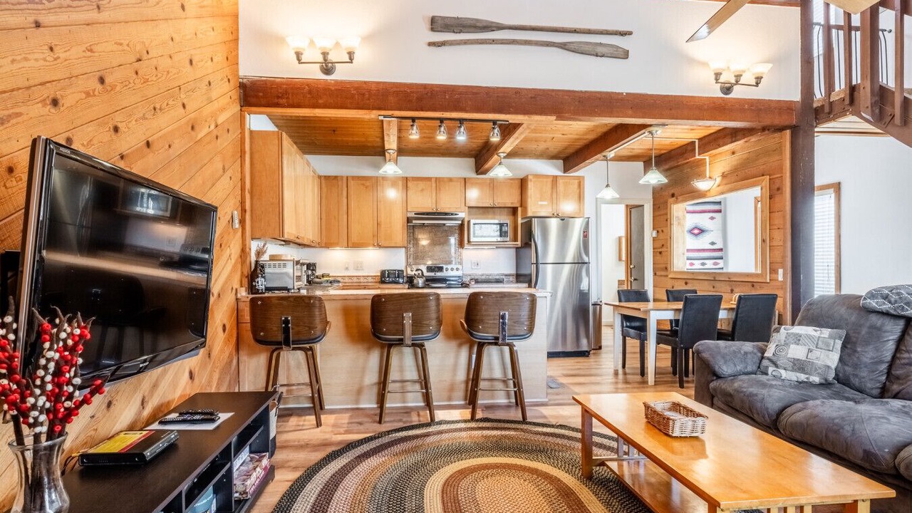 Photo of Livingroom in June Lake