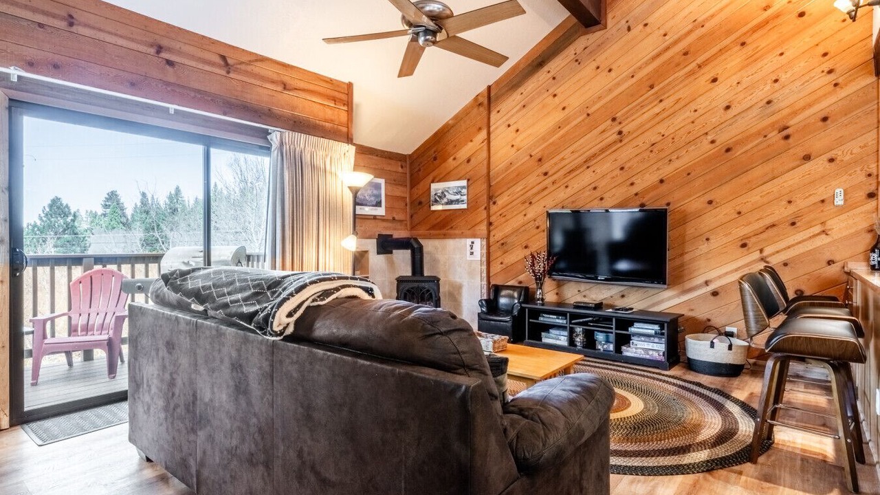 Photo of Livingroom in June Lake