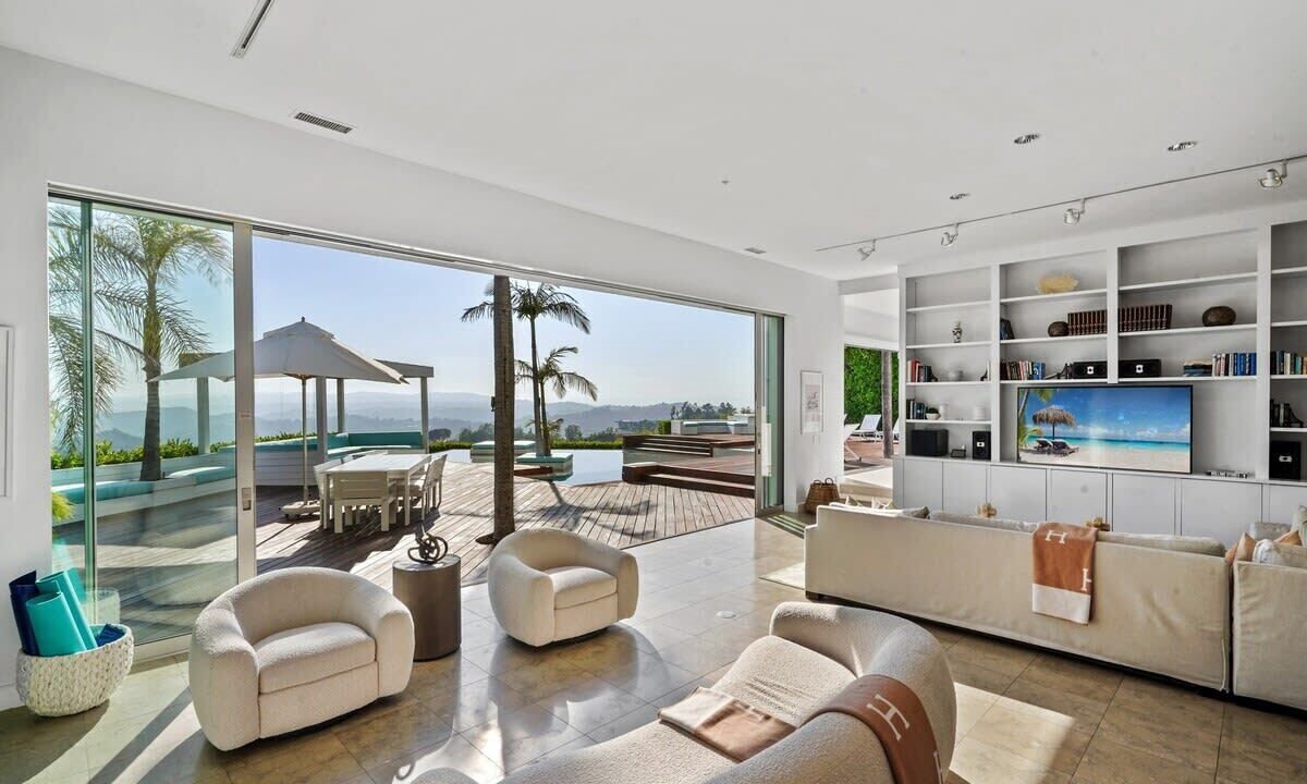 Photo of Others in Hollywood Hills