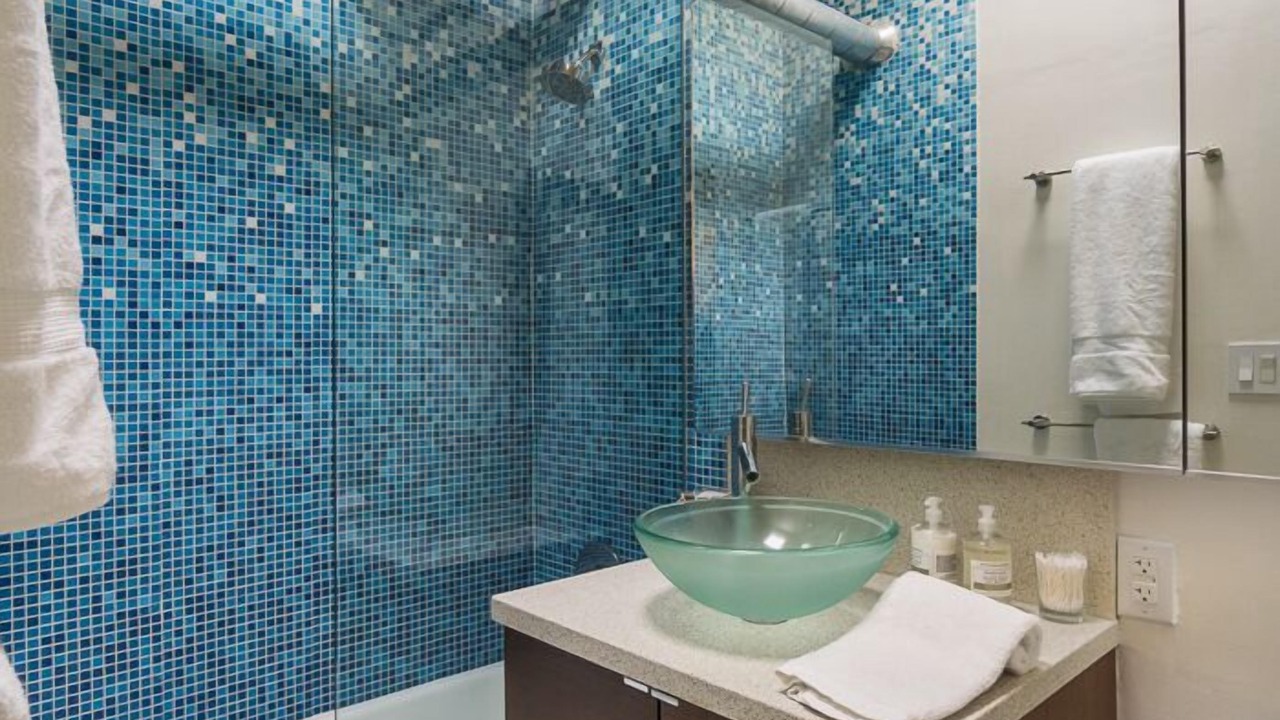 Photo of Bathroom in Racquet Club Estates