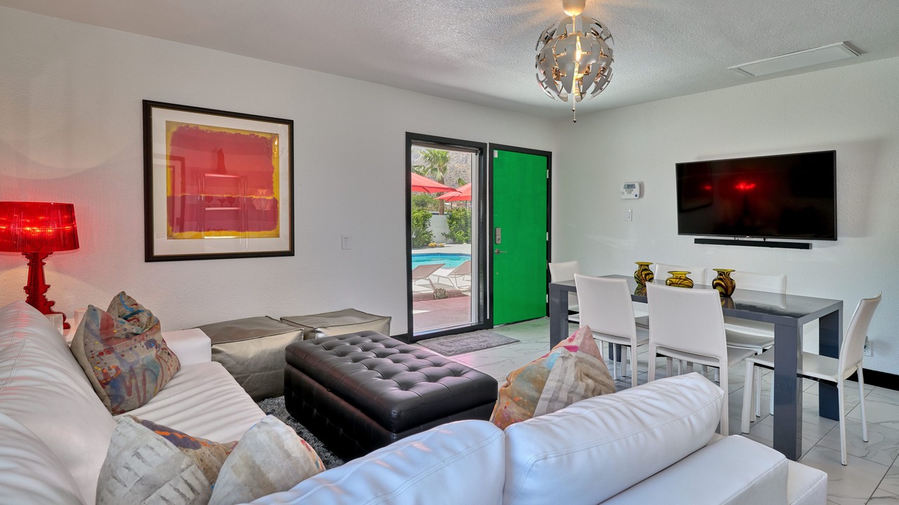 Photo of Livingroom in Racquet Club West