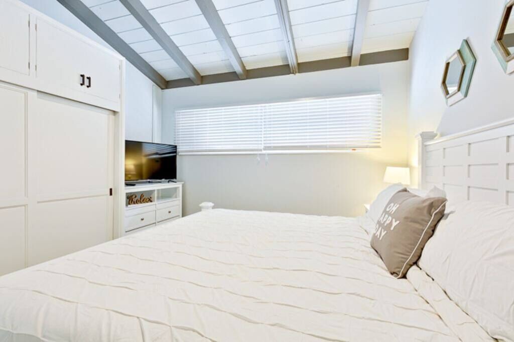 Photo of Bedroom in La Jolla Shores