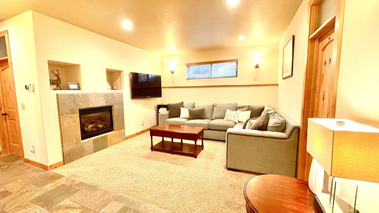 Photo of Livingroom in Angora Highlands