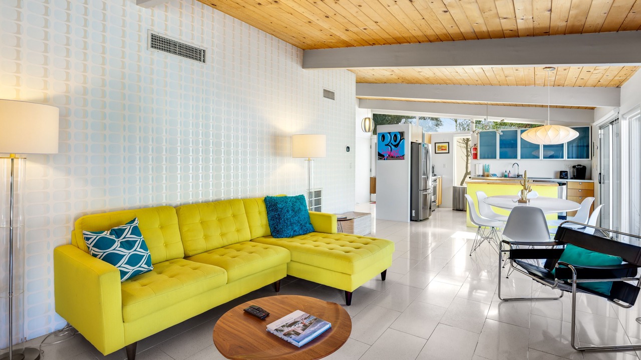 Photo of Livingroom in Racquet Club Estates