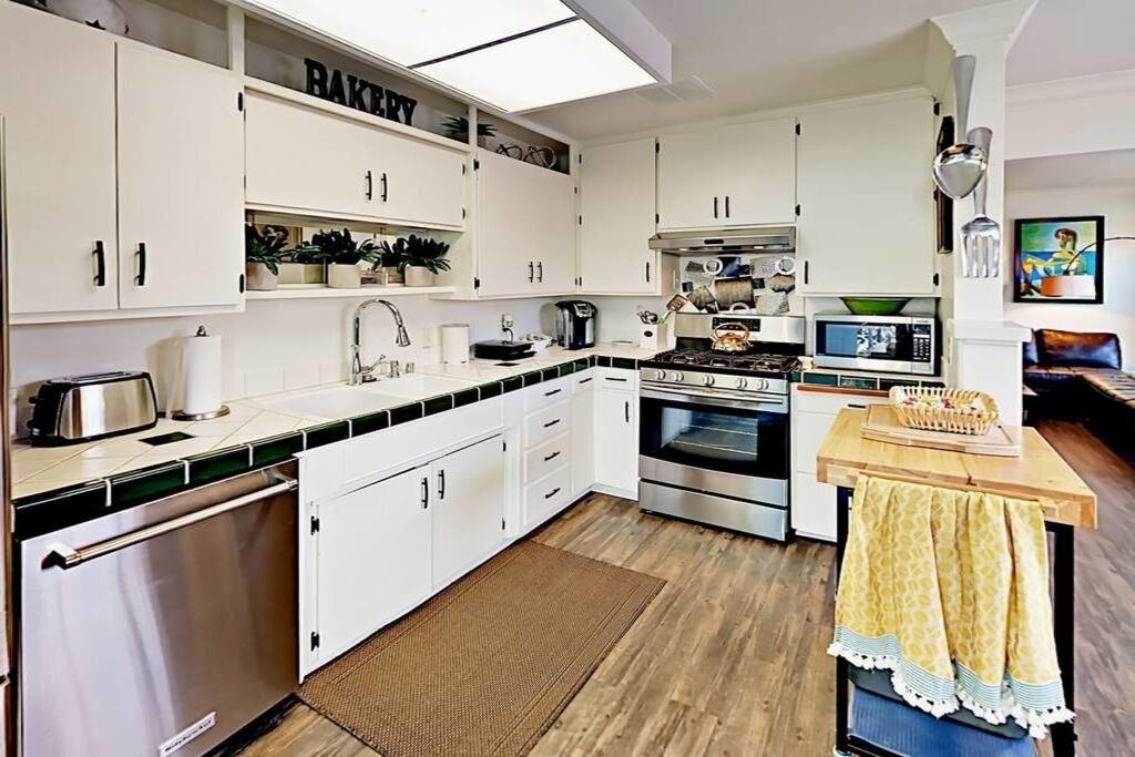 Photo of Kitchen in East Side Costa Mesa