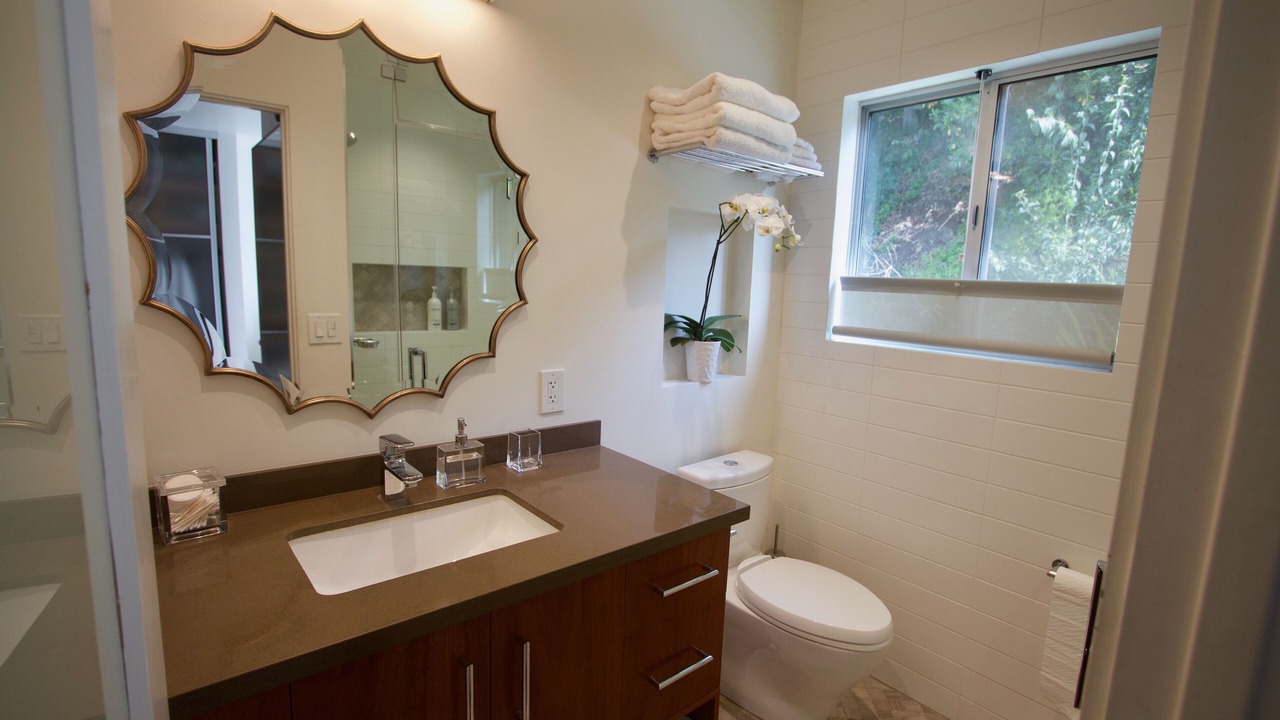 Photo of Bathroom in Hollywood Dell