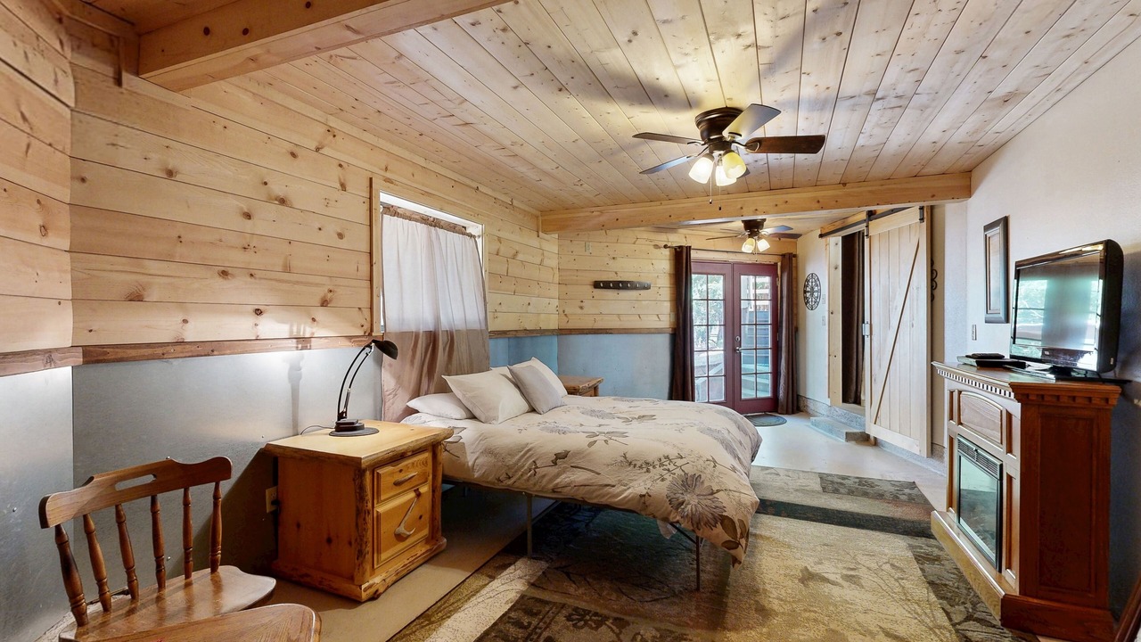 Photo of Bedroom in Groveland