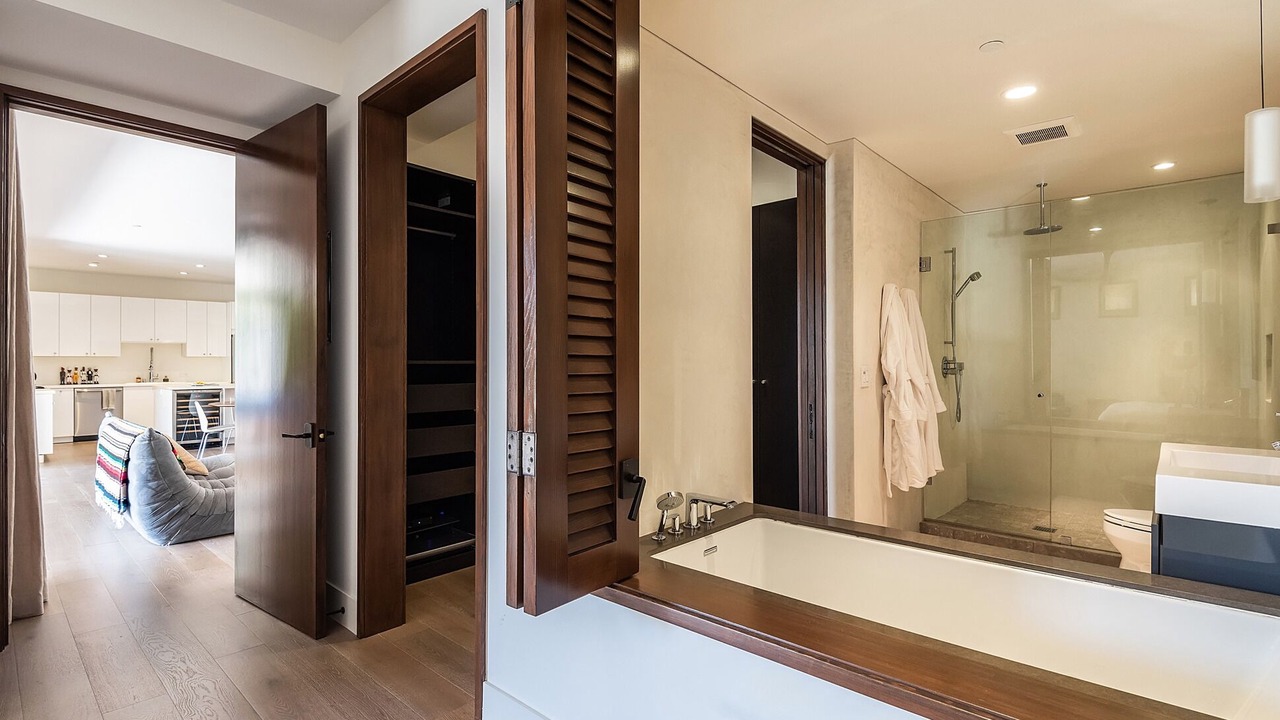 Photo of Bathroom in Gas Lamp Section