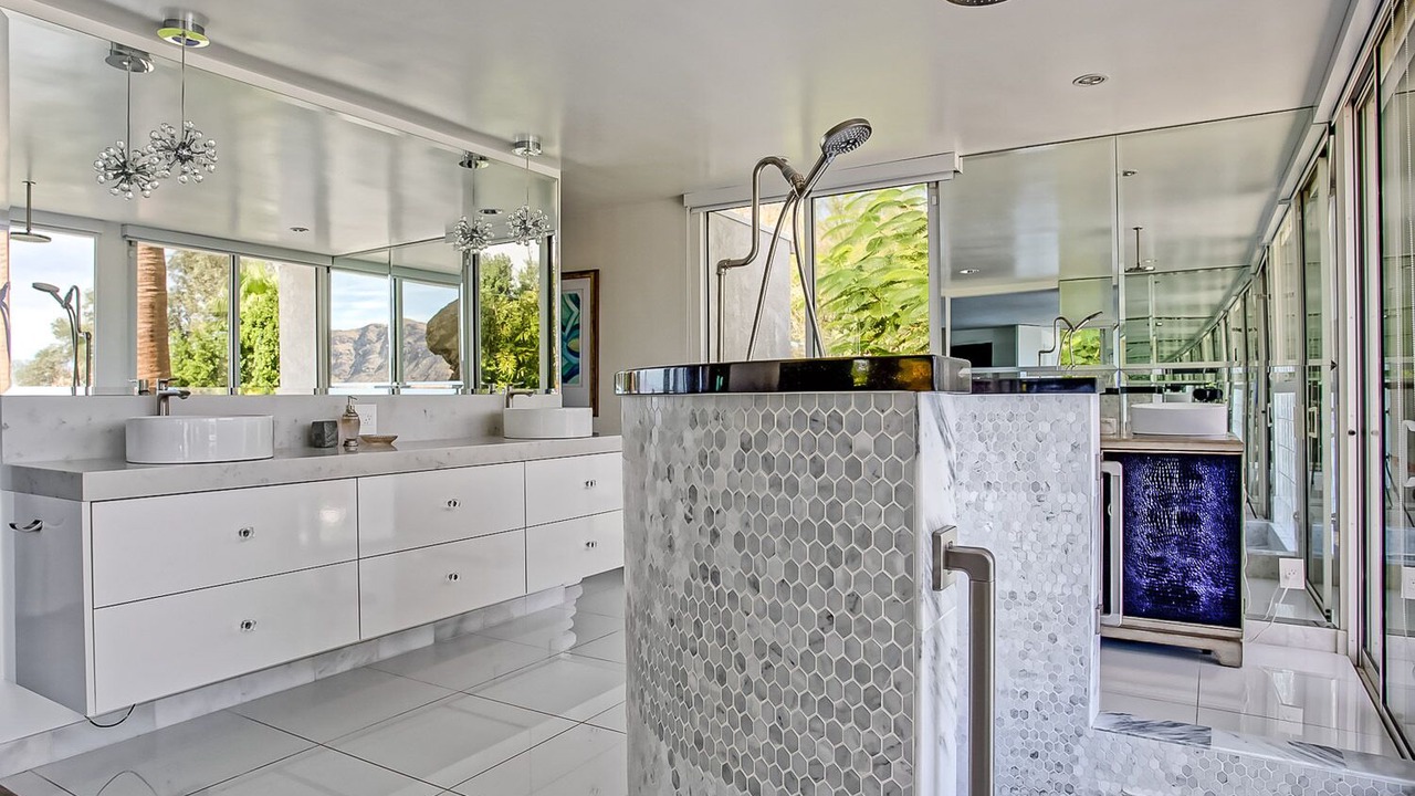 Photo of Bathroom in Canyon Corridor