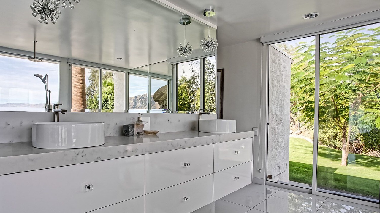 Photo of Bathroom in Canyon Corridor