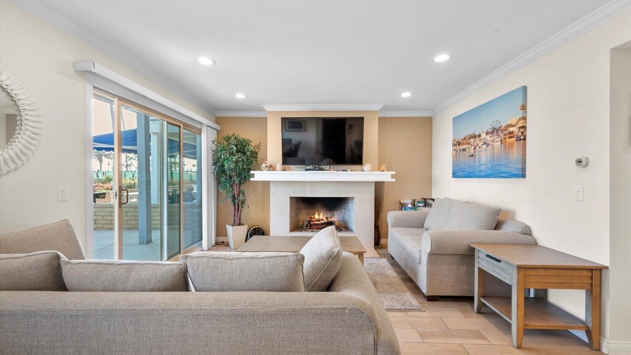 Photo of Livingroom in Balboa Peninsula