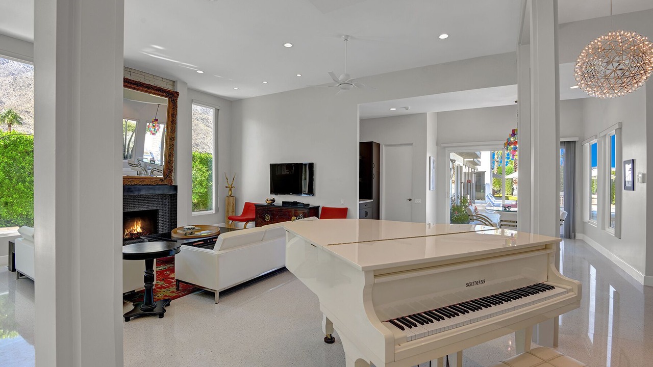 Photo of Livingroom in Canyon Corridor