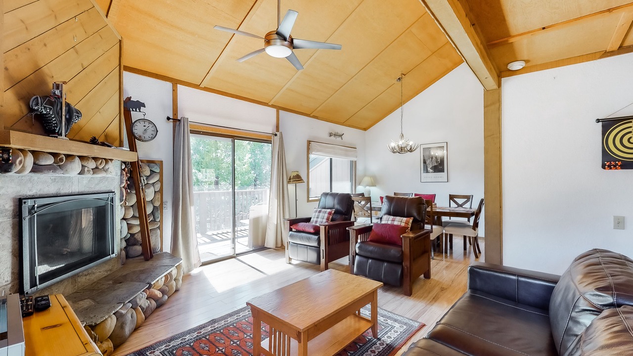 Photo of Livingroom in Shaver Lake