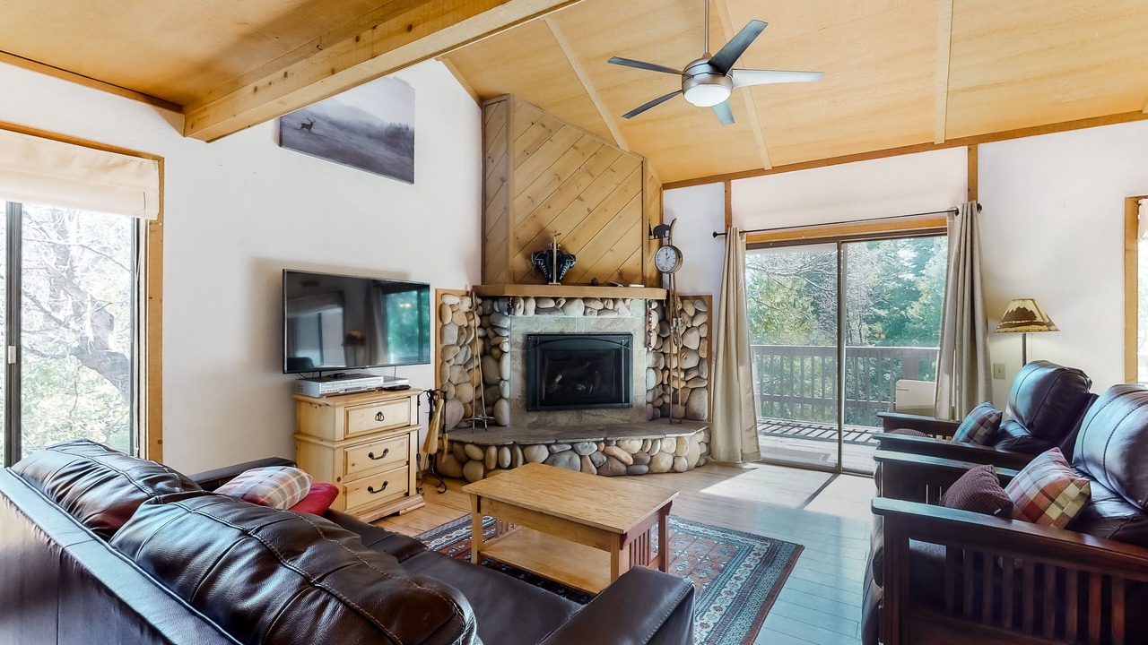 Photo of Livingroom in Shaver Lake