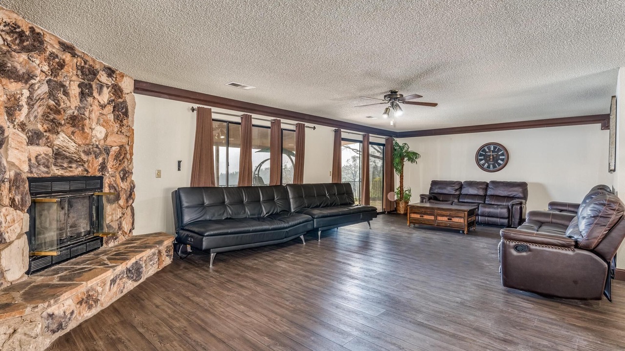 Photo of Livingroom in Oakhurst