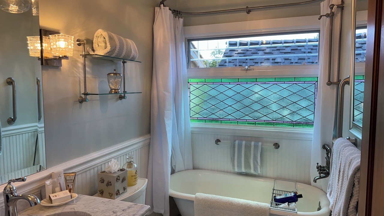 Photo of Bathroom in Golden Rectangle