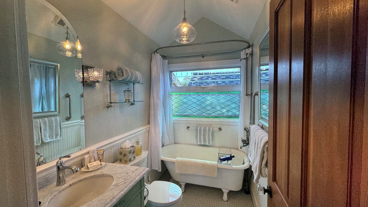 Photo of Bathroom in Golden Rectangle