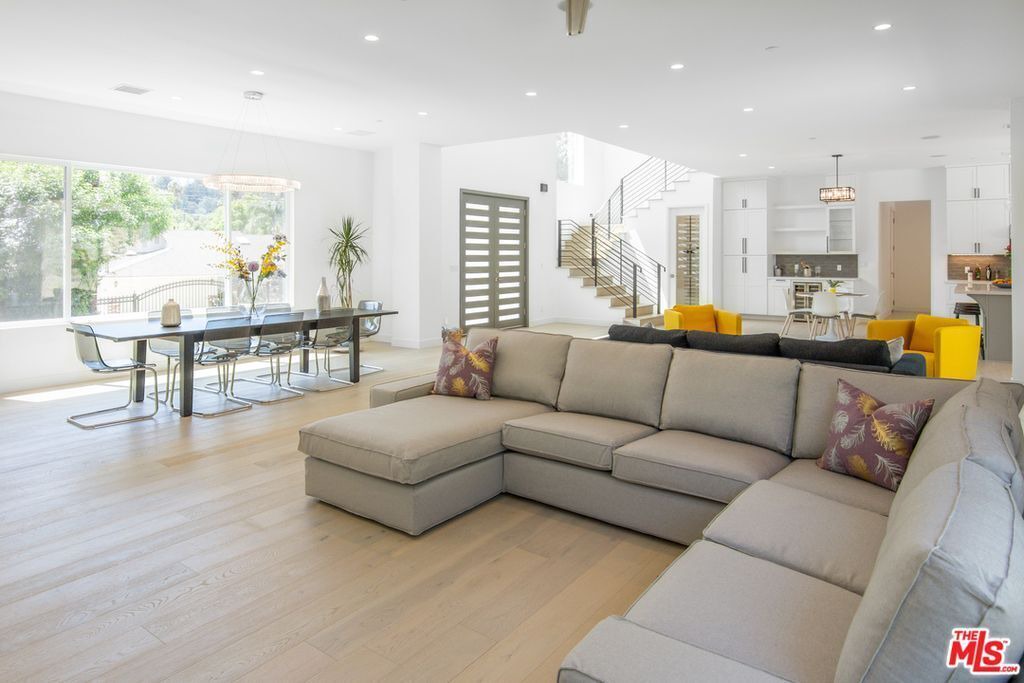 Photo of Livingroom in Tarzana