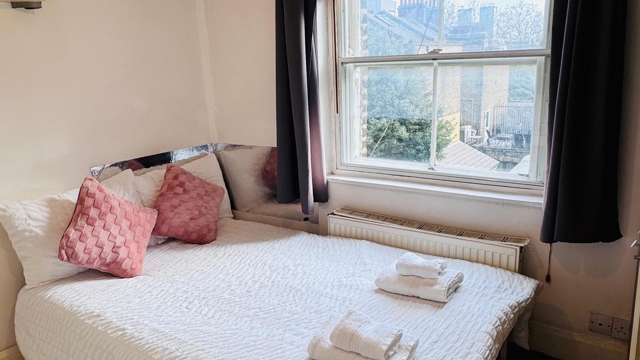 Photo of Bedroom in Oval