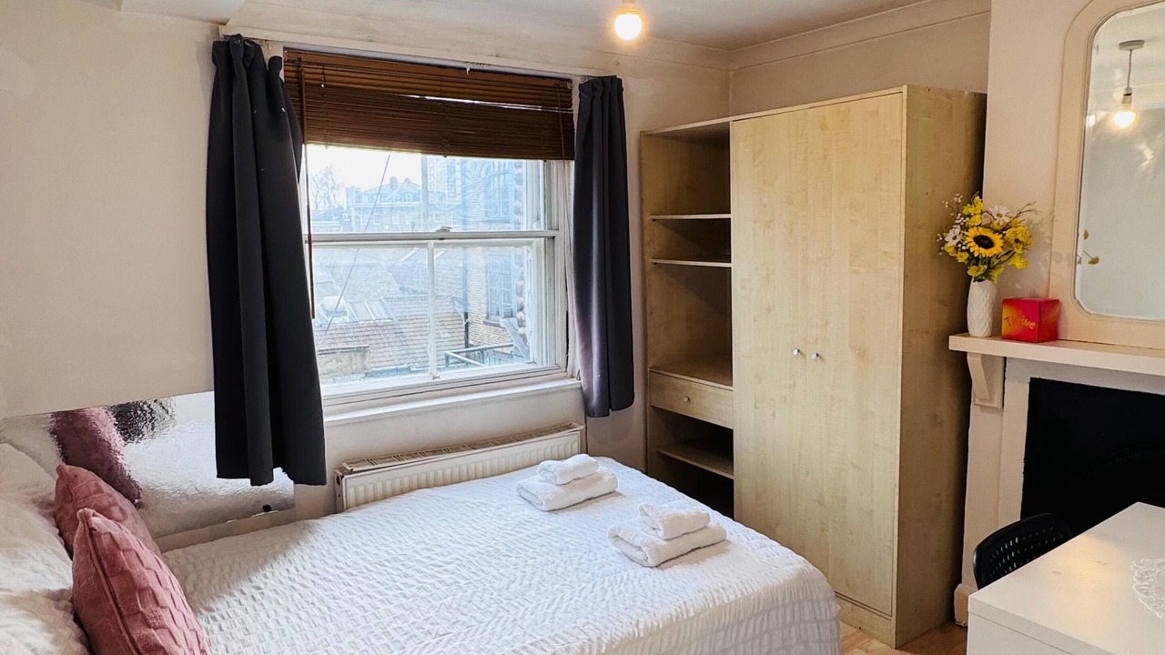 Photo of Bedroom in Oval