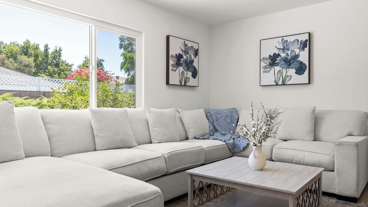 Photo of Livingroom in North Hills