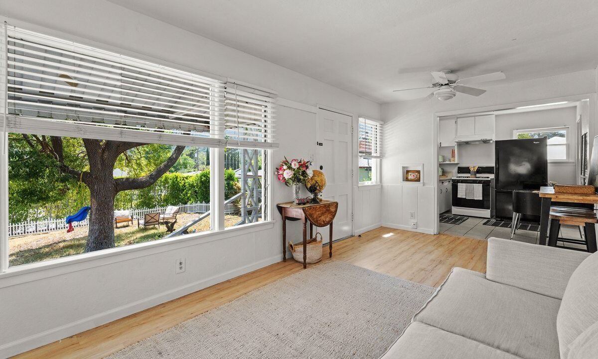 Photo of Livingroom in La Crescenta