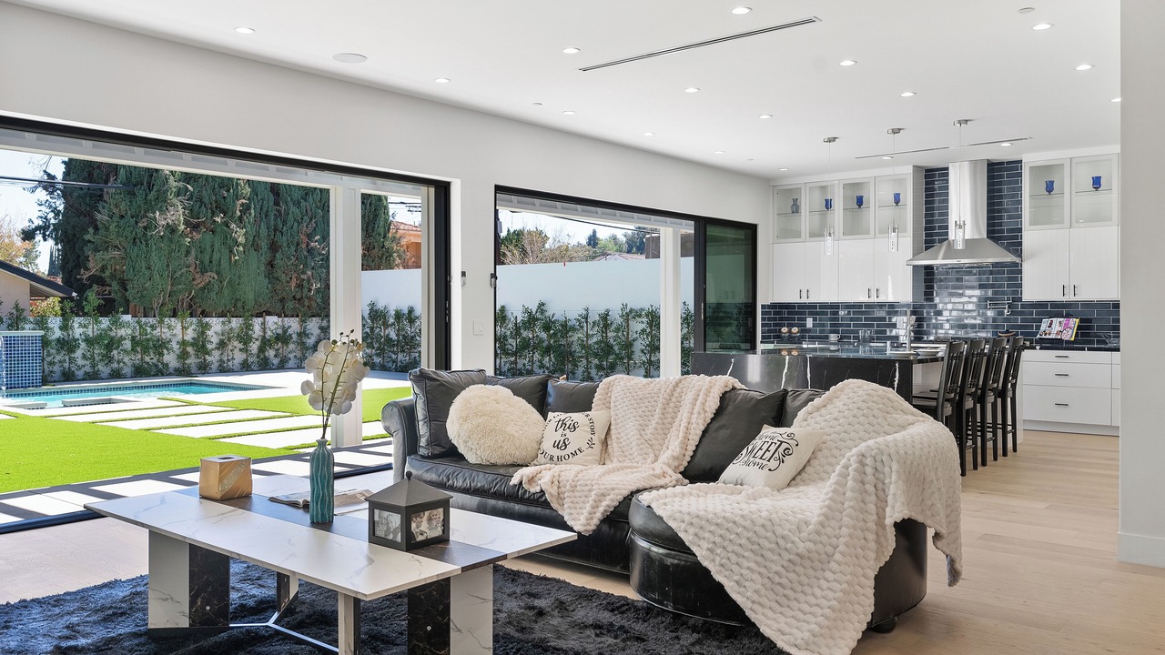 Photo of Livingroom in Encino