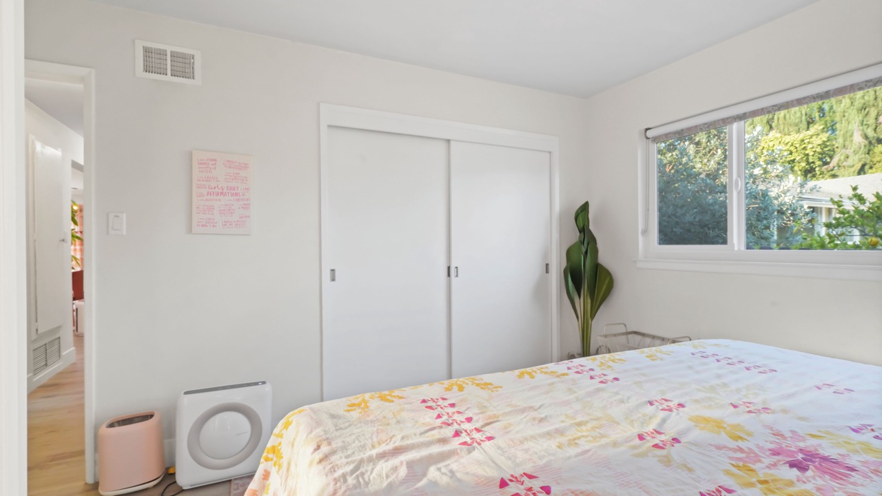 Photo of Bedroom in Warner Center