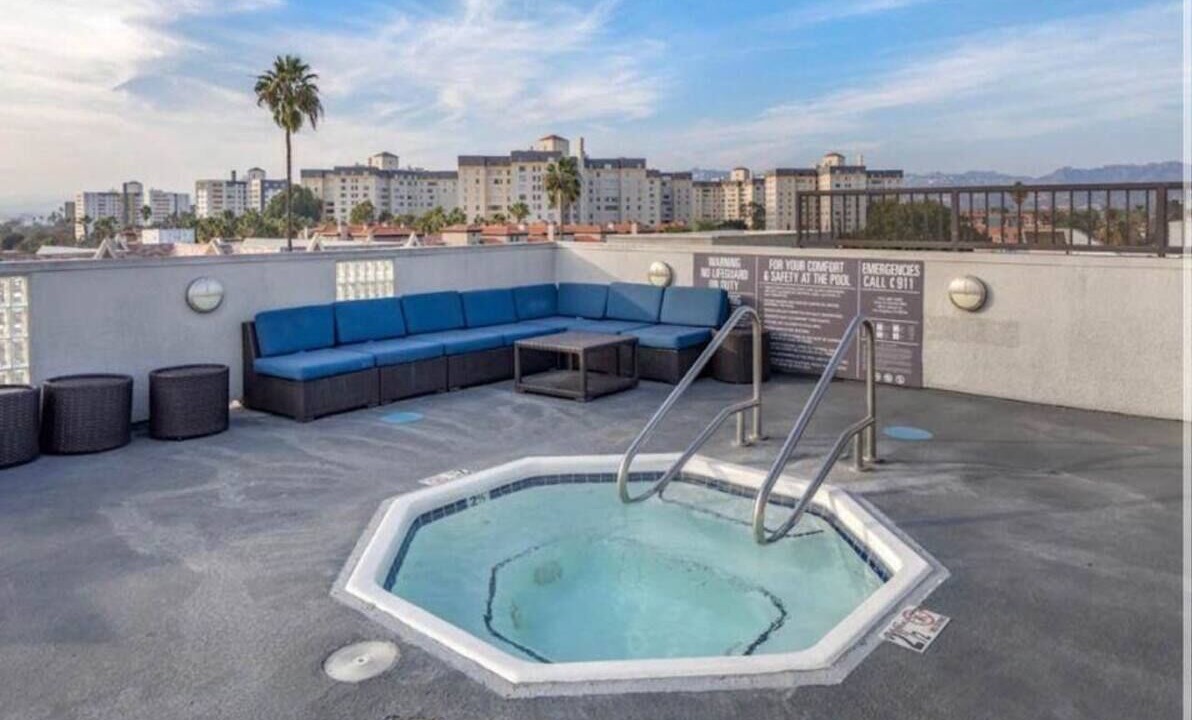 Photo of Outdoor in Miracle Mile