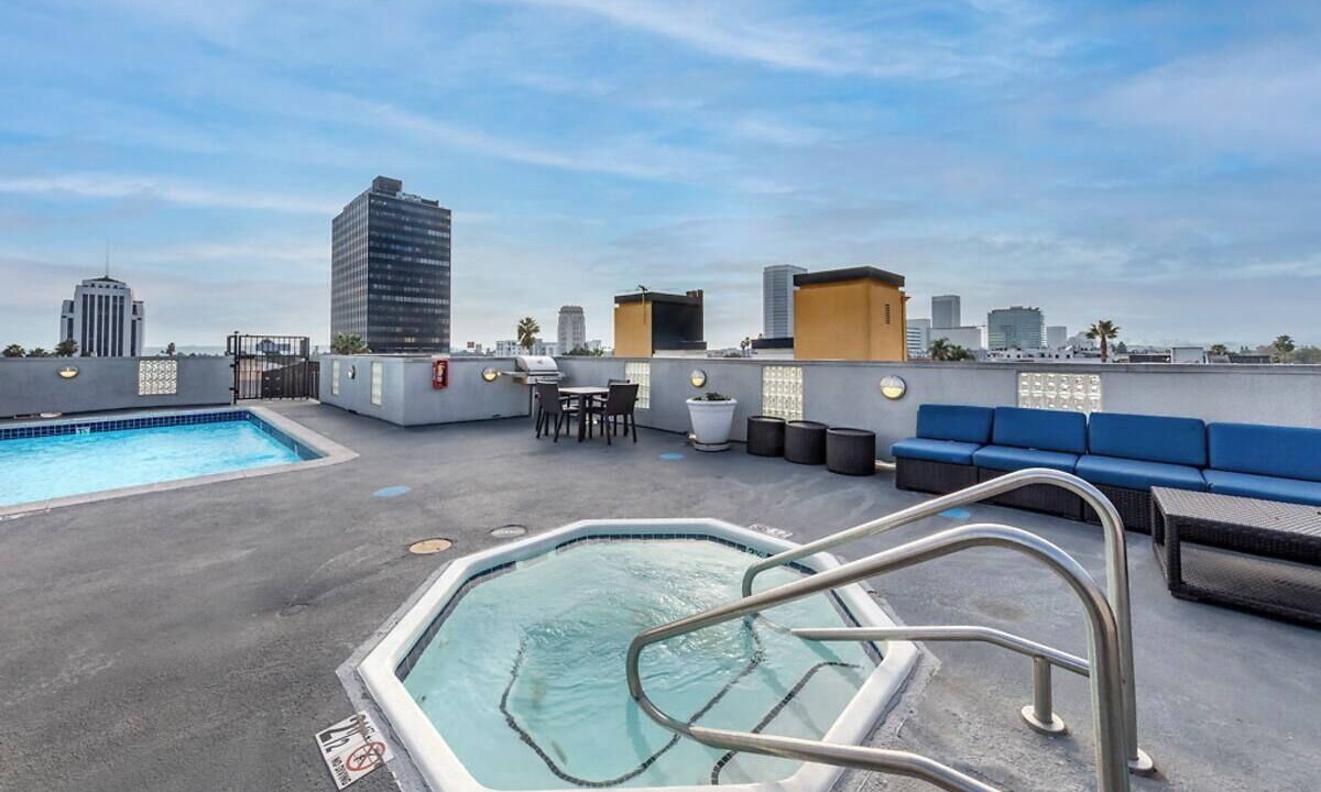 Photo of Outdoor in Miracle Mile