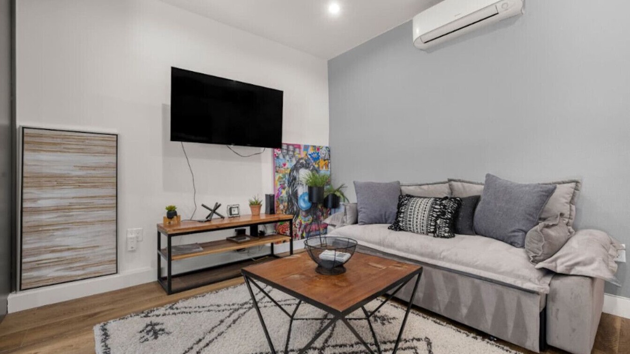 Photo of Livingroom in Woodland Hills