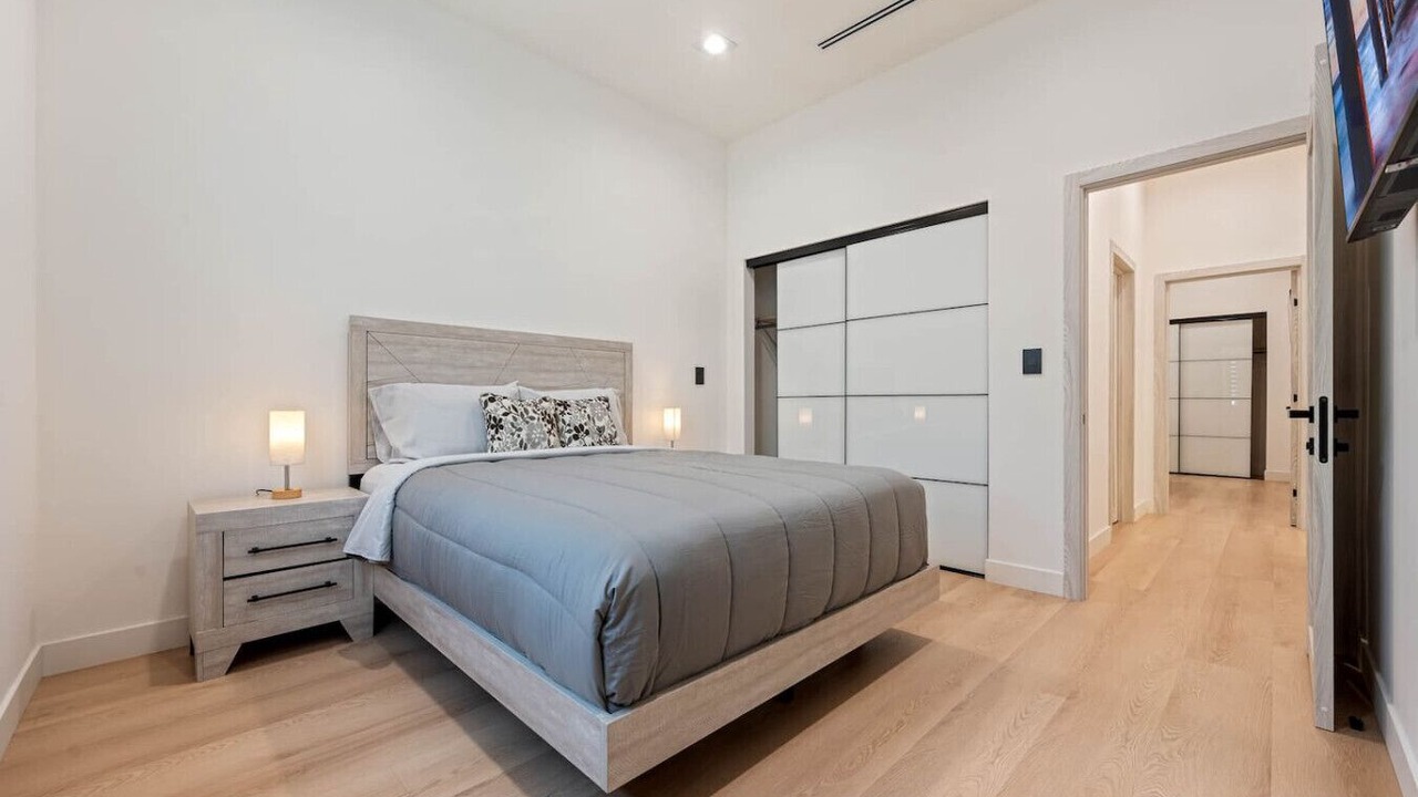 Photo of Bedroom in Valley Glen