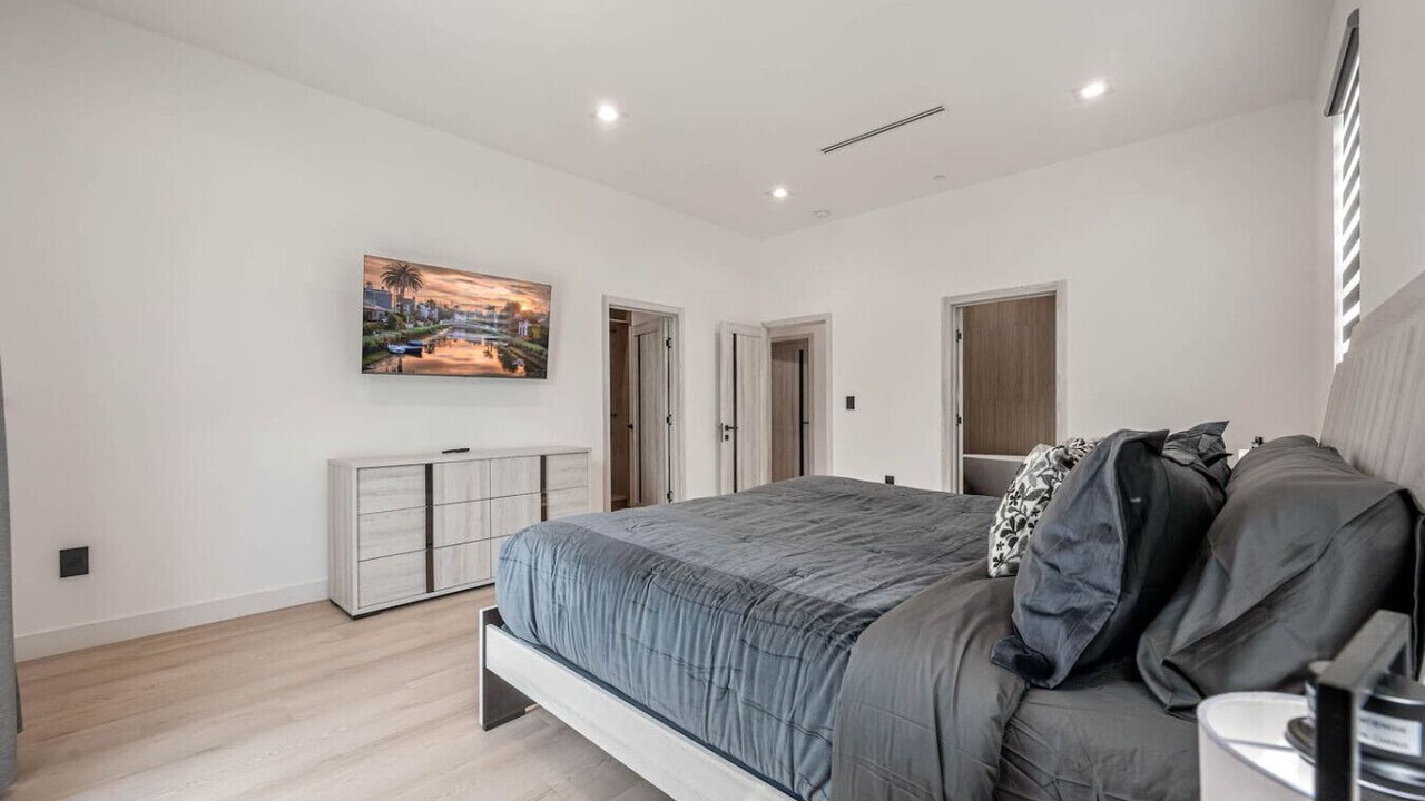 Photo of Bedroom in Valley Glen