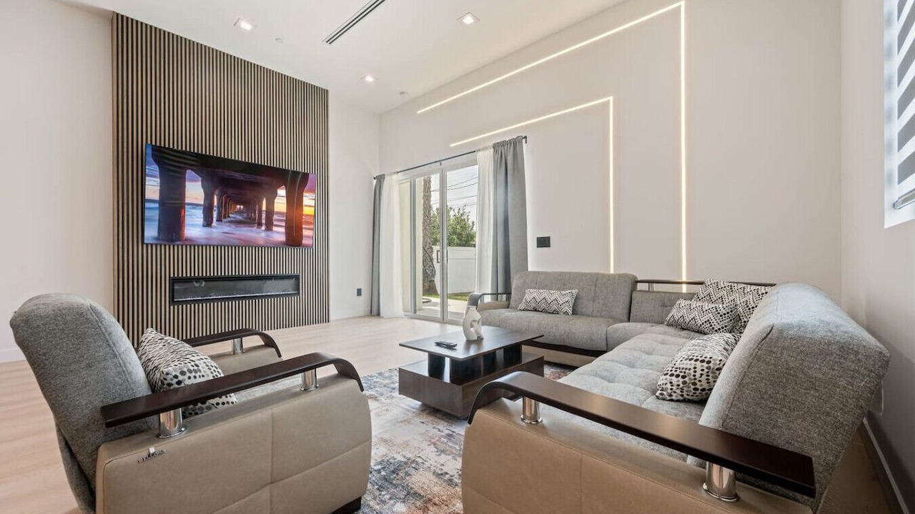 Photo of Livingroom in Valley Glen